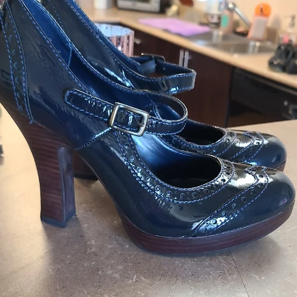 LIKE NEW! Steve Madden Sz 8 Navy Patent Leather Oxford Mary Jane Heels - Picture 1 of 4